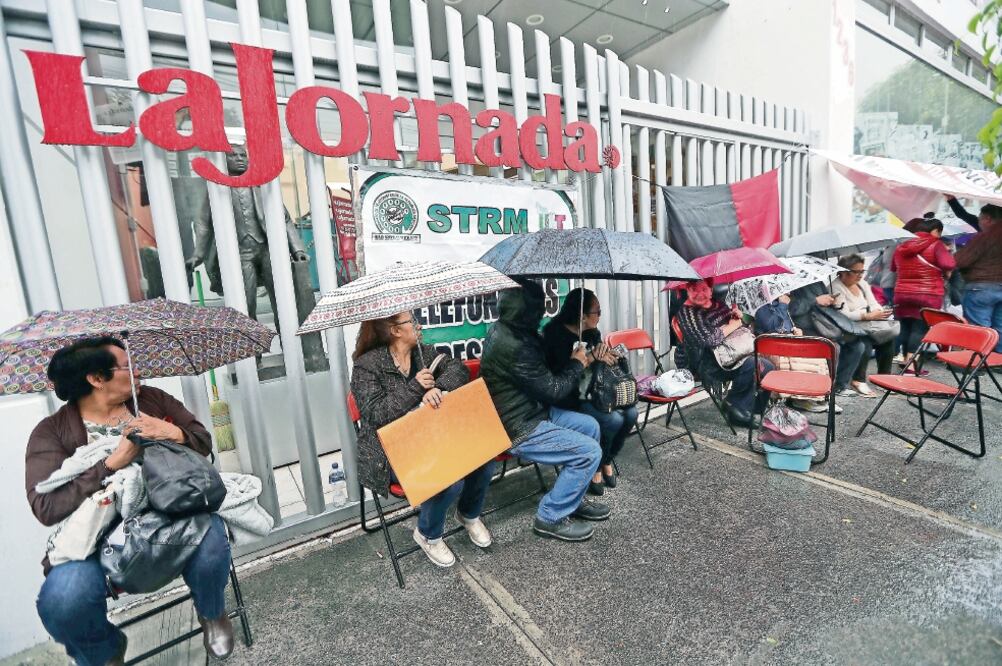A las 17:00 horas se colocaron las banderas rojinegras en la entrada de las instalaciones del diario de circulación nacional, luego de que se votó a favor de la interrupción de actividades. (VALENTE ROSAS. EL UNIVERSAL)
