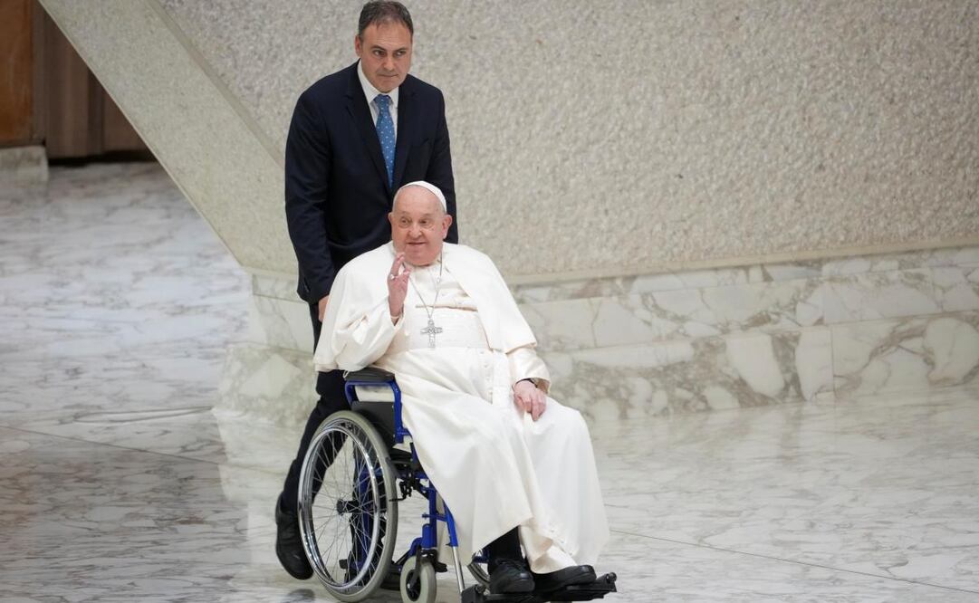 El papa Francisco llega a una reunión con un grupo de peregrinos a la Conferencia Episcopal Escandinava, en el Vaticano, el lunes 3 de febrero de 2025. Foto: AP