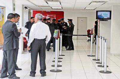 Ante asaltos, diputada propone que cajeros de bancos no usen celulares