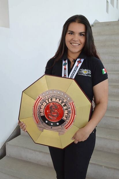 Joven mexicana entrena a niños para mundial de robótica en China