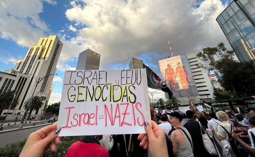 “¡Palestina libre”, ¡México está con Palestina!” y “¿Dónde están? No se ven las sanciones a Israel", fueron algunas consignas de los manifestantes. Foto: Iván Montaño / EL UNIVERSAL