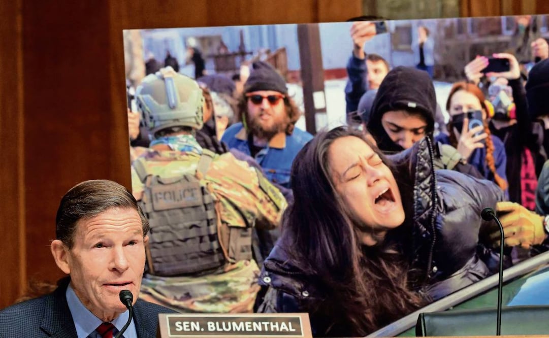 El senador demócrata Richard Blumenthal frente a una imagen que muestra las operaciones del ICE durante una audiencia del Senado, en Washington. Foto  Chip Somodevilla / AFP