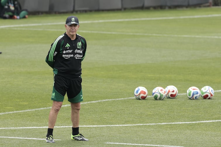 Javier Aguirre, atento al entrenamiento del Tri / Foto: EFE