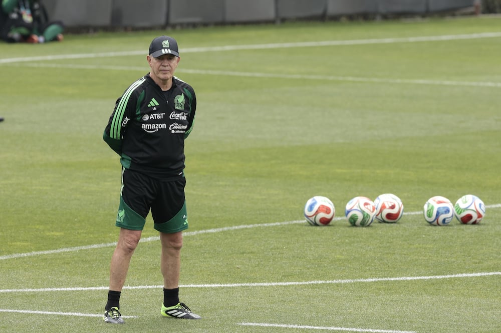 Javier Aguirre, atento al entrenamiento del Tri / Foto: EFE