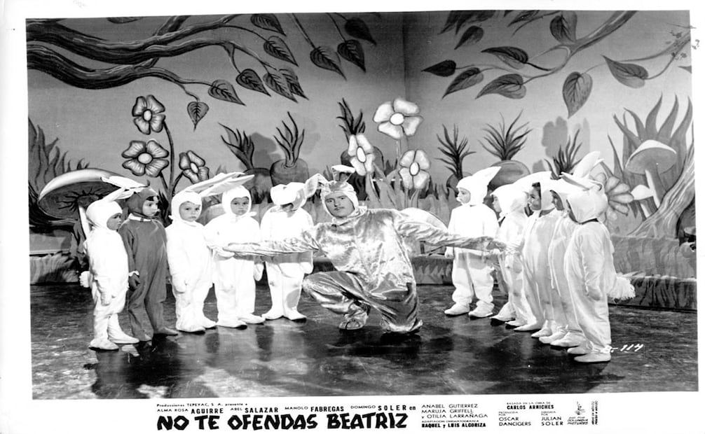 La productora, el título de la película y los nombres de sus estrellas eran datos que se imprimían en el still como toque publicitario. Aquí el still de la cinta "No te ofendas Beatriz", con el actor Manolo Fábregas. Colección Carlos Villasana.