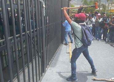 Maestros de CETEG realizan protesta violenta en Guerrero; irrumpen en Congreso local y destrozan instalaciones de Secretaría de Educación