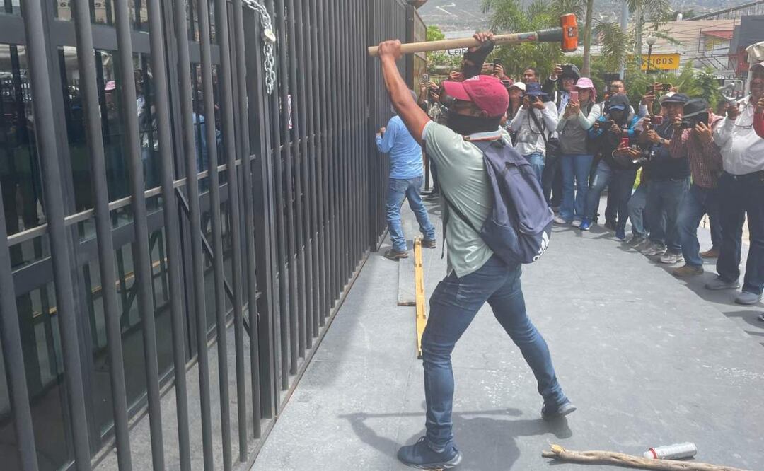 Profesores de la Ceteg intentan ingresar y romper candados del Congreso de Guerrero durante protestas (30/05/2025). Foto: Arturo de Dios Palma / EL UNIVERSAL