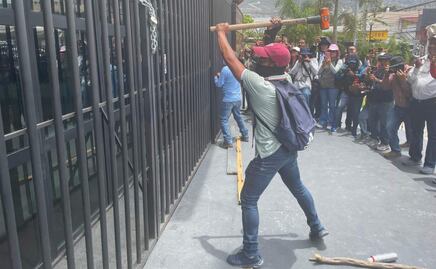 Maestros de CETEG realizan protesta violenta en Guerrero; irrumpen en Congreso local y destrozan instalaciones de Secretaría de Educación