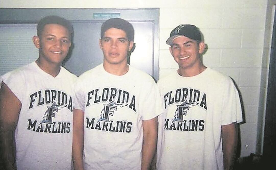 Miguel Cabrera y Adrián González, a los extremos, cuando jugaban en ligas menores con los Marlins de Florida. (INSTAGRAM)