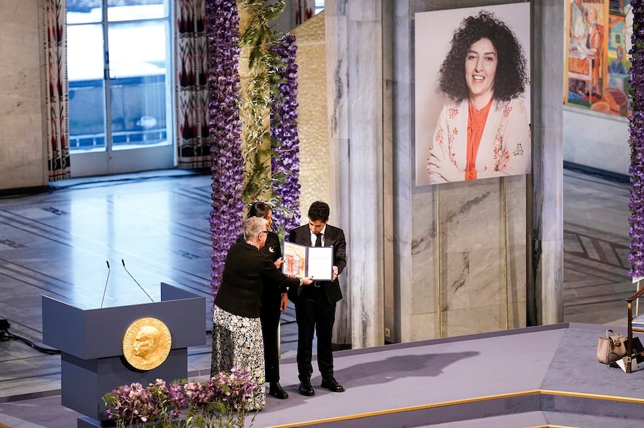La líder del Comité Nobel, Berit Reiss-Andersen, entrega el Premio Nobel de la Paz 2023 a Ali (derecha) y a Kiana Rahmani, en honor a su madre, la activista iraní encarcelada Narges Mohammadi, en el Ayuntamiento de Oslo, Noruega, el domingo 10 de diciembre de 2023. Foto: AP