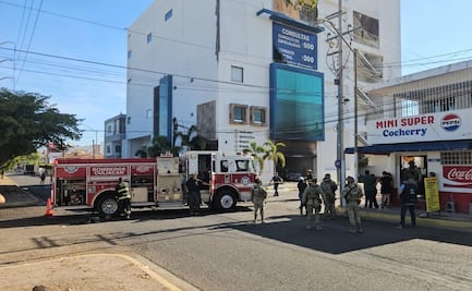 Atacan a balazos e incendian clínica privada en Sinaloa; empleadas se resguardan en el baño