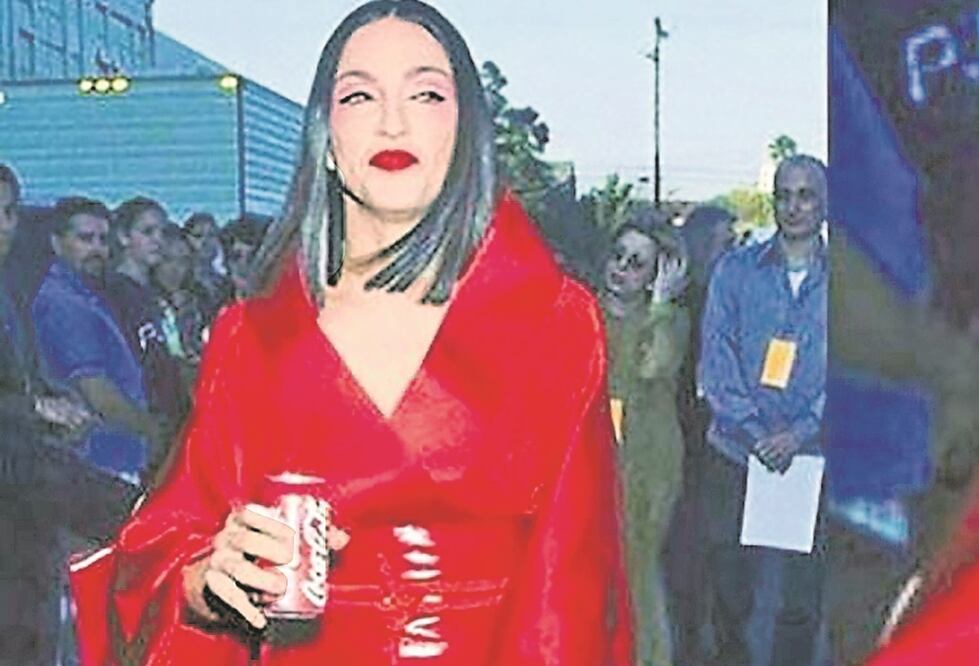 La foto de 1999, muestra a la cantante llevando el refresco (INSTAGRAM)