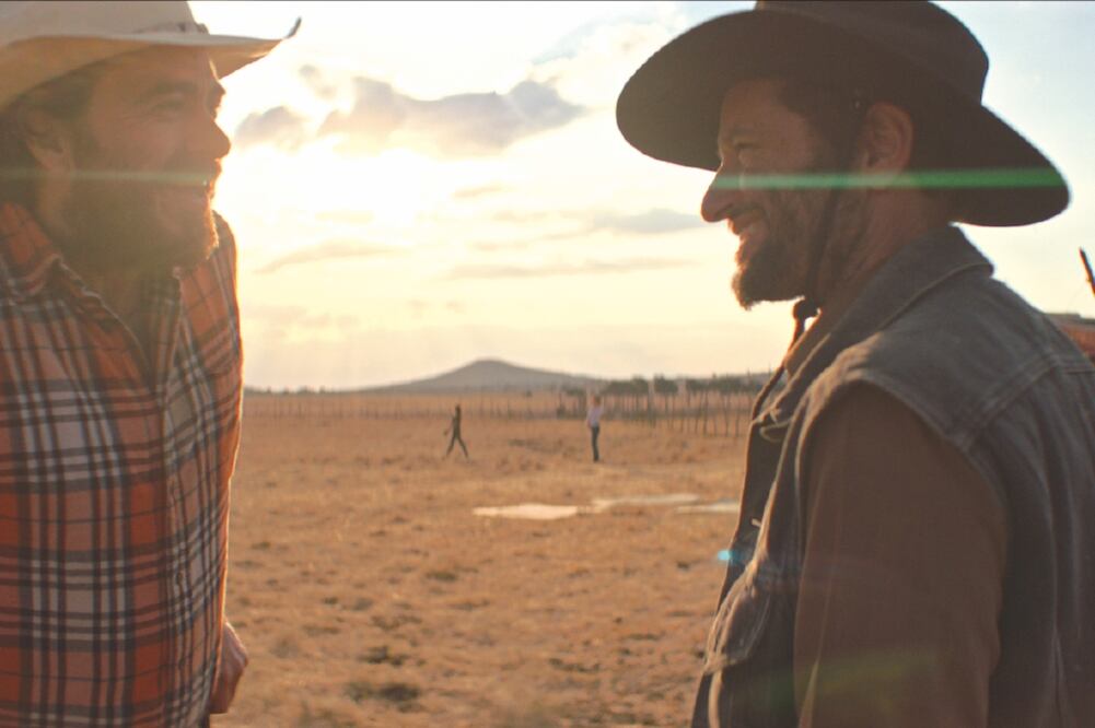 Carlos Reygadas (derecha) protagoniza la historia ubicada en un rancho; es su debut como actor. Foto: MANTARRAYA