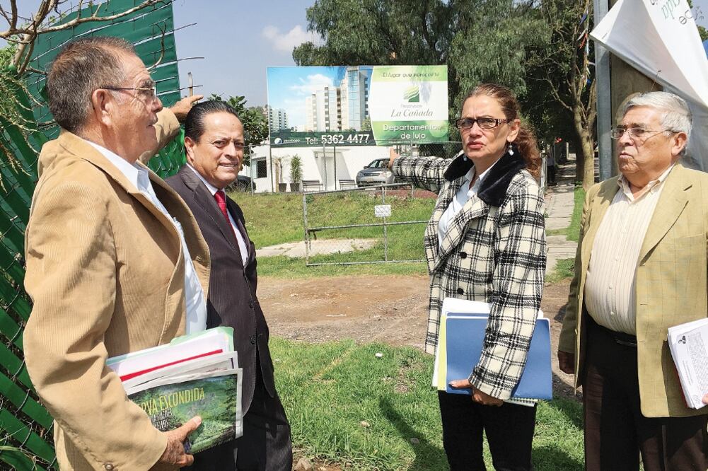 La Unión Ciudadana Atizapense presentó oficios de queja al alcalde Pedro Rodríguez y al gobernador Eruviel Ávila (REBECA JIMÉNEZ. EL UNIVERSAL)
