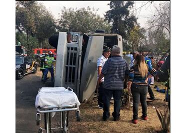 Volcadura de microbús en Gustavo A. Madero deja 14 lesionados