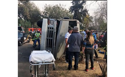 Volcadura de microbús en Gustavo A. Madero deja 14 lesionados