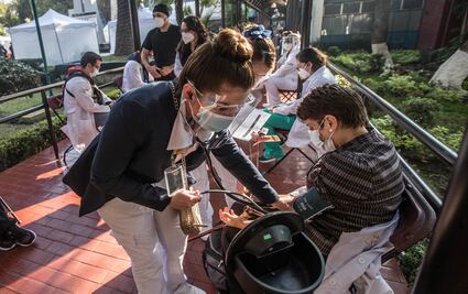 IMSS reporta que tras aplicación de vacuna anticovid 23 presentaron reacciones adversas; uno grave