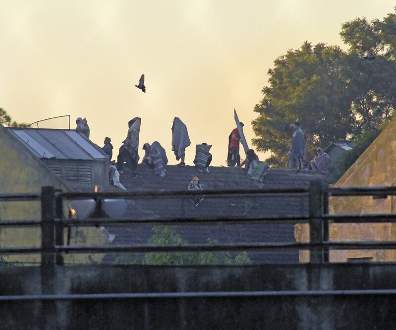 Los reclusos son vistos en el techo de la cárcel de Coronda durante un motín en la prisión después de exigir mejores condiciones de salud durante el brote de Covid-19, en Santa Fe, Argentina, el pasado 23 de marzo. Foto: MARTÍN NIETO. REUTERS