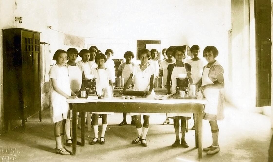 Clase de cocina para chicas adolescentes en los años 30, cuando la presión social era mayor, según se puede apreciar por la uniformidad en la manera de vestir y el corte de cabello. La imagen da una buena idea de los cambios que ha tenido el rol de la mujer en la cocina del país. Foto: Colección Carlos Villasana
