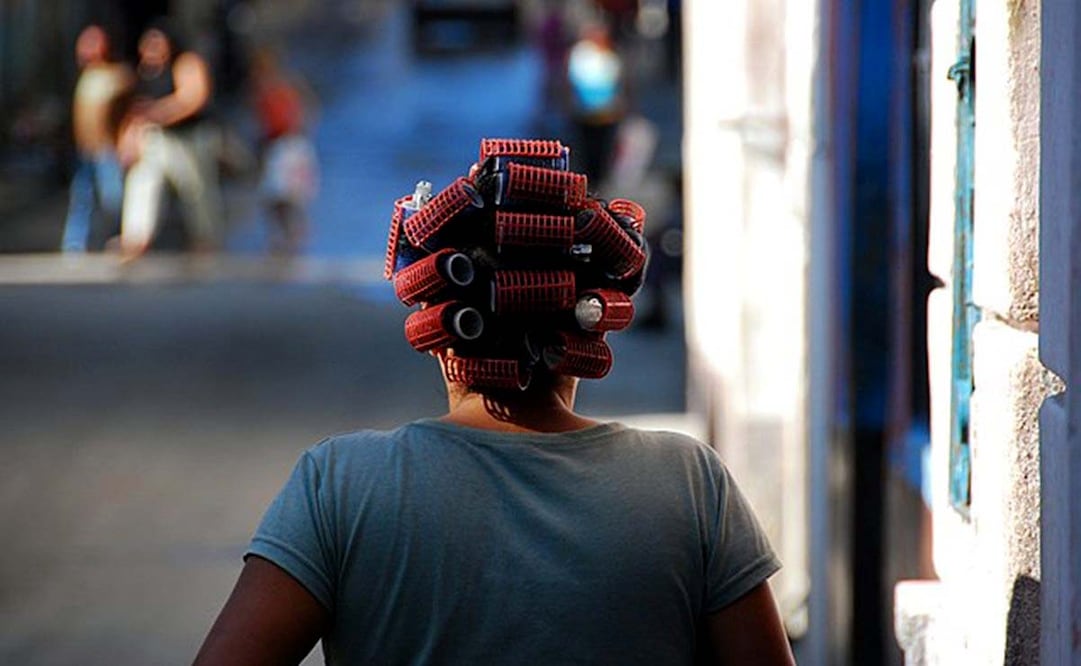 Los tubos para cabello son un accesorio de belleza que se utiliza para rizar el cabello. Consiste en unos cilindros hechos de plástico donde se enreda el cabello, la imagen de las mujeres utilizando este artículo siempre se relaciona con las madres que mientras hacen labores del hogar se arreglan el cabello. Foto: Creative Commons.