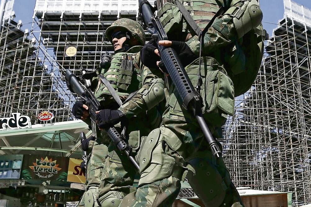 La Marina vigila la playa de Copacabana, sede del voleibol (MARCELO SAYÃO. EFE)