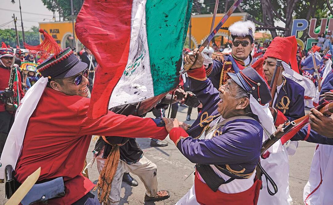 Personas de todas las edades, vestidas con coloridos atuendos tradicionales de México, participaron en la representación de la Batalla de Puebla en el Peñón de los Baños. Foto: Eduardo Verdugo/AP