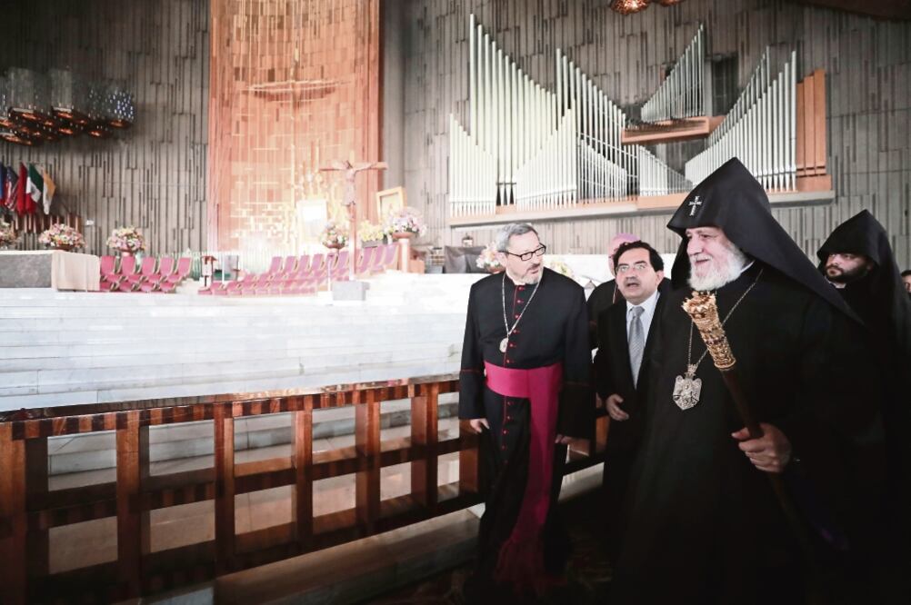 Karekin II visitó la Basílica de Guadalupe, donde además de recorrer el santuario, oró por la paz en el mundo. (ALEJANDRA LEYVA. EL UNIVERSAL)