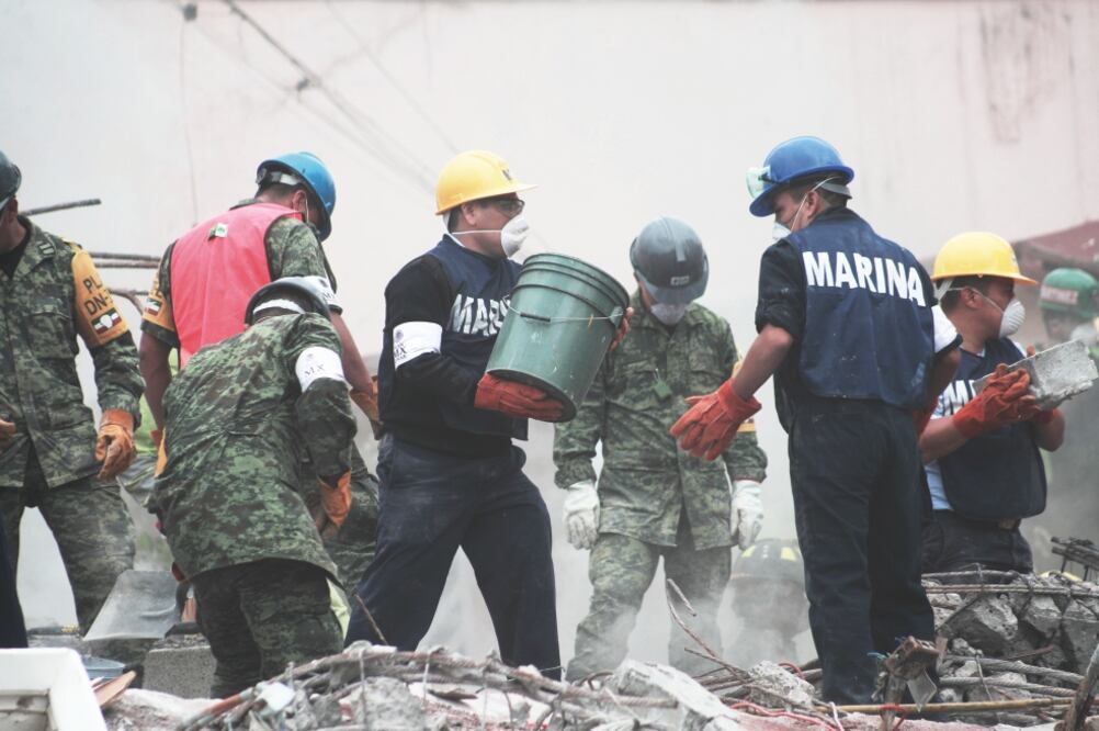 Entre los escombros del edificio de Petén y Zapata, en la delegación Benito Juárez, los rescatistas buscan a Miguel Hernández Gallardo, de 60 años. (ALEJANDRA LEYVA. EL UNIVERSAL)