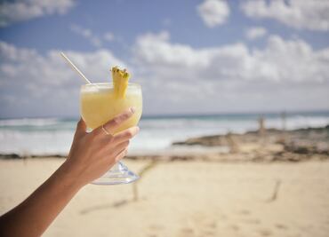 Descubre qué es la piña colada y cómo se hace