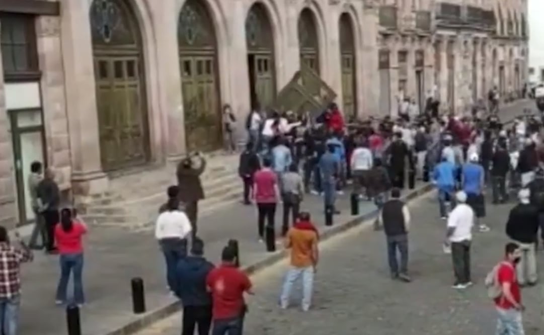 Los manifestantes tumbaron una puerta del Teatro Fernando Calderón, donde se iba a realizar dicho evento, cuyo recinto es propiedad de la Universidad Autónoma de Zacatecas. Foto: Especial