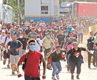 Caravana desafía al Covid-19 y entra a Guatemala