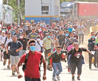 Caravana desafía al Covid-19 y entra a Guatemala