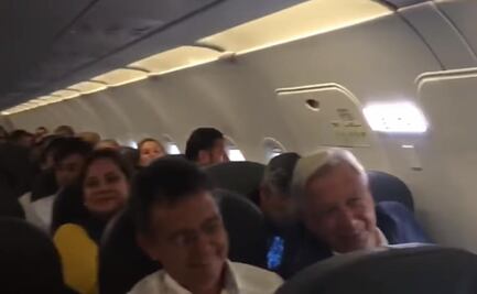 Pasajeros de un vuelo comercial aplauden a AMLO