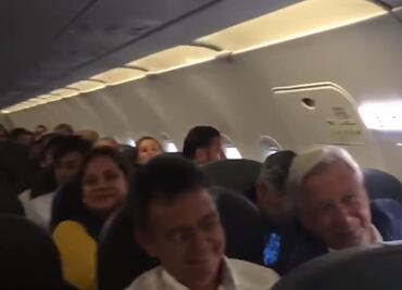 Pasajeros de un vuelo comercial aplauden a AMLO