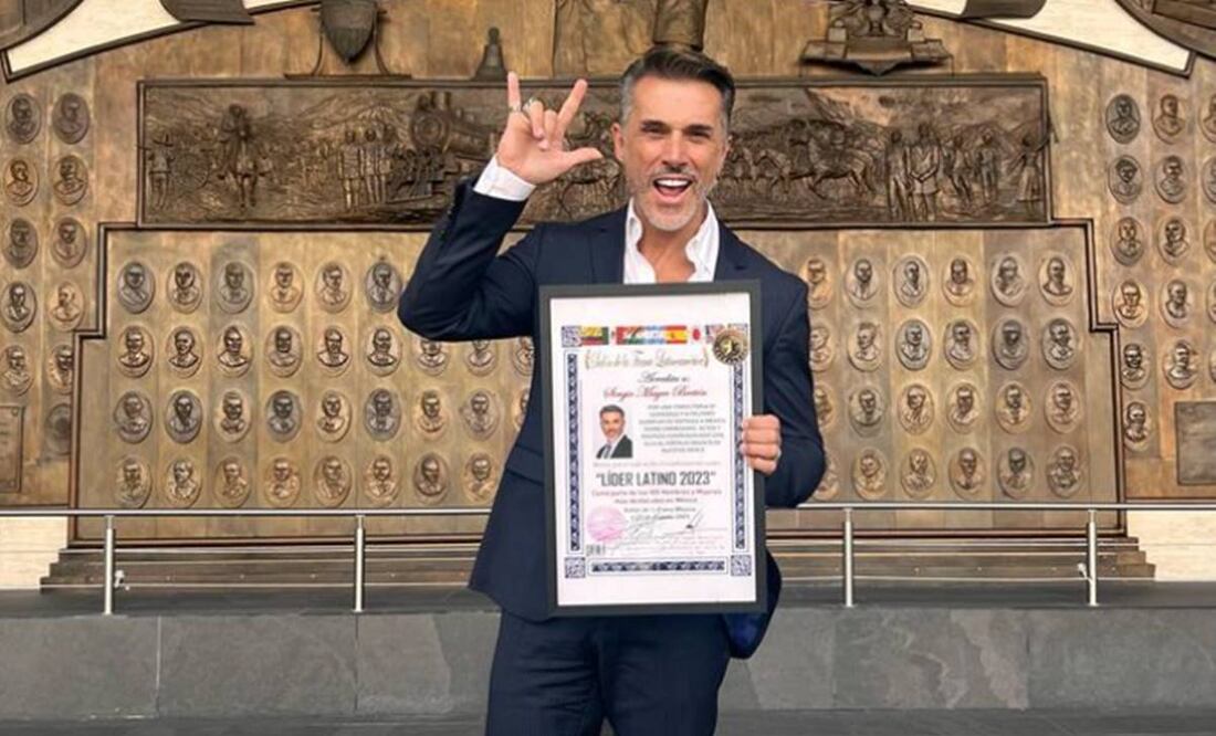 Sergio Mayer posa con el reconocimiento que le dieron en la Cámara de Diputados. Foto: Instagram.