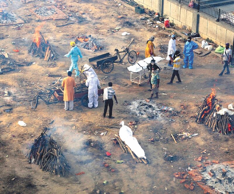 Múltiples piras funerarias de pacientes que fallecieron del coronavirus, en Nueva Delhi. Foto: AP