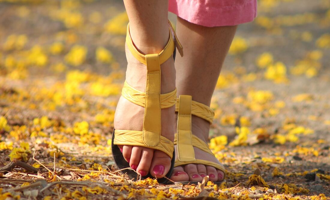 Con la llegada del buen clima, se antoja usar sandalias. Foto: Pixabay
