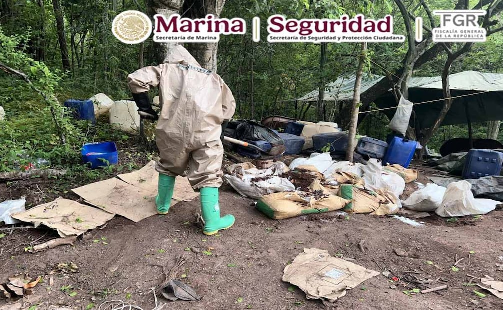 La Marina Armada, la FGR y la SSPC inhabilitaron tres laboratorios clandestinos ligados a “Los Chapitos”, en la comunidad de Corralejo, Sinaloa, en los que había 16 mil 350 kilogramos de aparente metanfetamina, 4 mil 350 litros de precursores y 5 mil 700 kilogramos de sustancias sólidas. Foto: Semar
