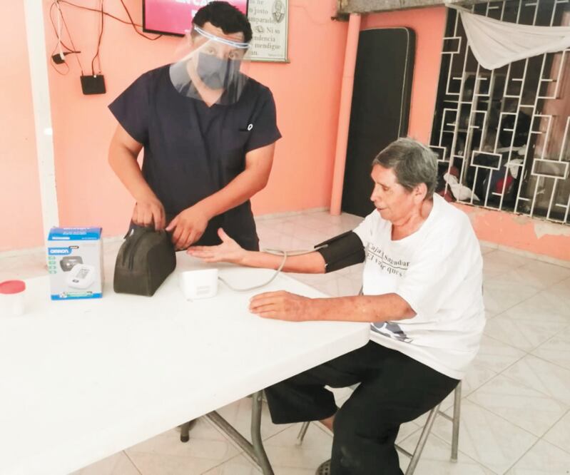 Noé Cortés empezó a ofrecer servicos como inyecciones, administración de suero, cambio de sonda o toma de presión arterial a sus vecinos, pero también ha asistido a personas que viven lejos de su comunidad. Foto: ESPECIALES