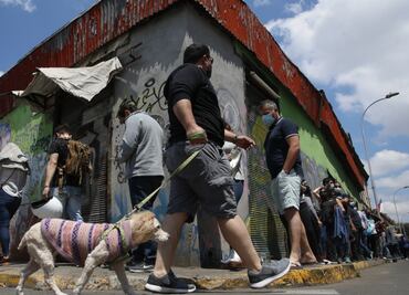 Miles de chilenos participan en referéndum constitucional