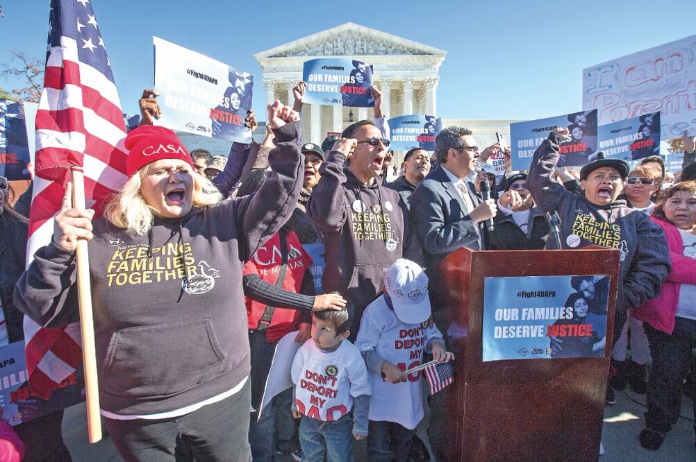 Activistas proinmigrantes se manifiestan frente a la Suprema Corte, en Washington, ayer, para pedir que permita la entrada en vigor de los decretos ejecutivos anunciados por el presidente Barack Obama hace un año (J. SCOTT APPLEWHITE. AP)