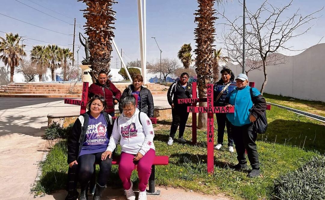 Integrantes de la Red de Mesa de Mujeres acudieron a pintar y reparar las cruces instaladas en el Campo Algodonero de víctimas de desaparición, trata y feminicidio. (06/03/2025) Foto: Paola Gamboa | El Universal