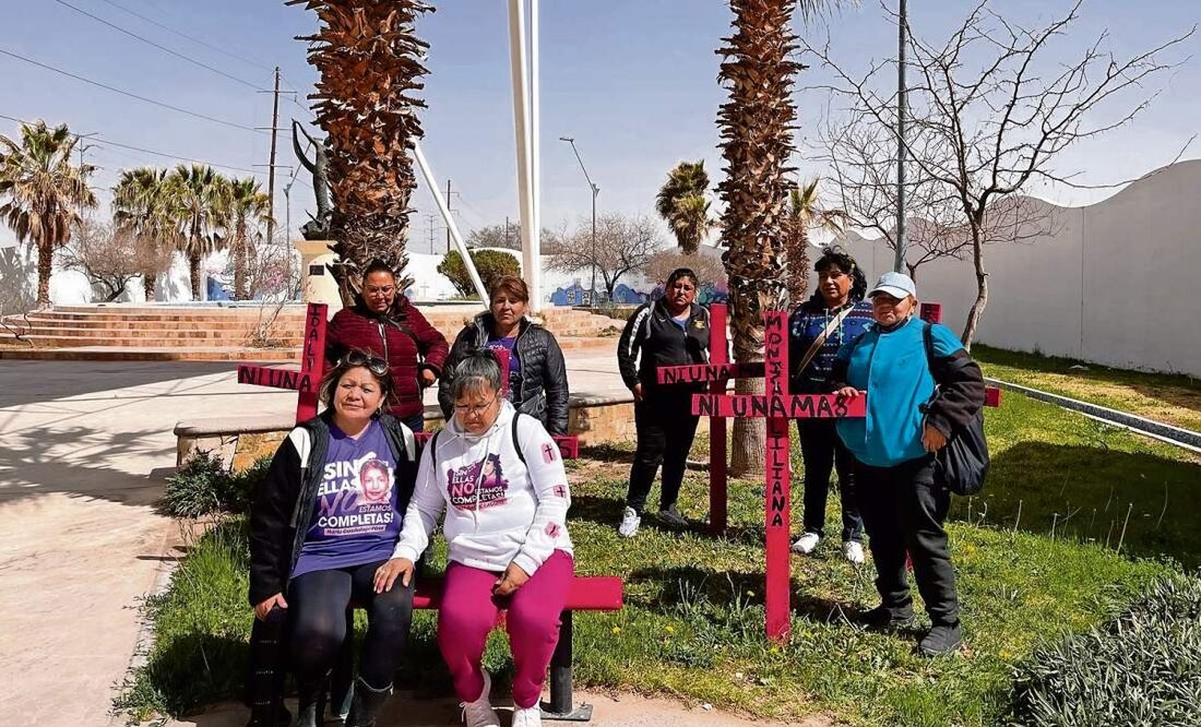 Integrantes de la Red de Mesa de Mujeres acudieron a pintar y reparar las cruces instaladas en el Campo Algodonero de víctimas de desaparición, trata y feminicidio. (06/03/2025) Foto: Paola Gamboa | El Universal