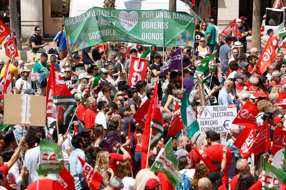 Vista de la manifestación convocada por el Día Internacional del Trabajo, este viernes en Málaga. Foto: EFE