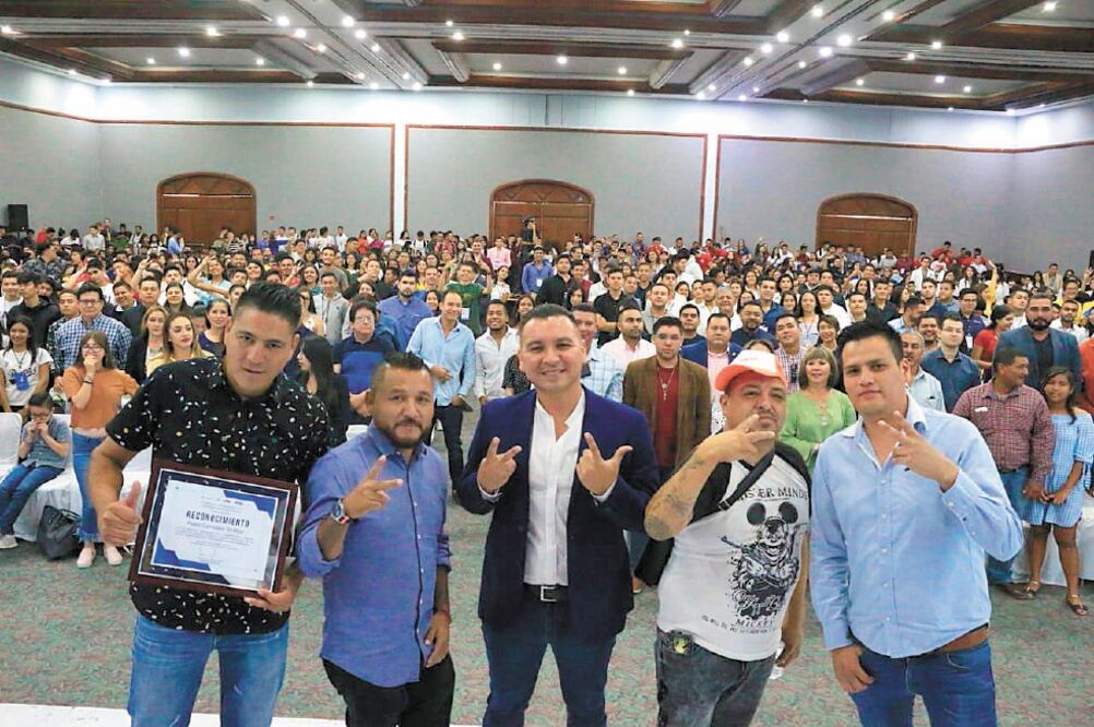 Aarón Verduzco (centro) adelantó que la FEUAN ya prepara iniciativas en materia de salud, campo y pesca para presentarlas en el Congreso de Nayarit. Foto: RAÚL TORRES. EL UNIVERSAL