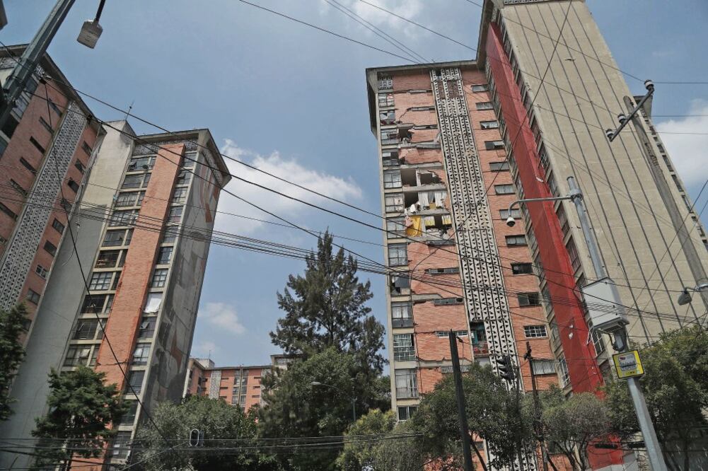 Diversos edificios de departamentos sufrieron severos daños en sus estructuras, como estos que se encuentran ubicados en la colonia Doctores. ()