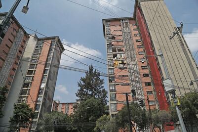 Derrumbe en escuela deja 14 muertos al momento