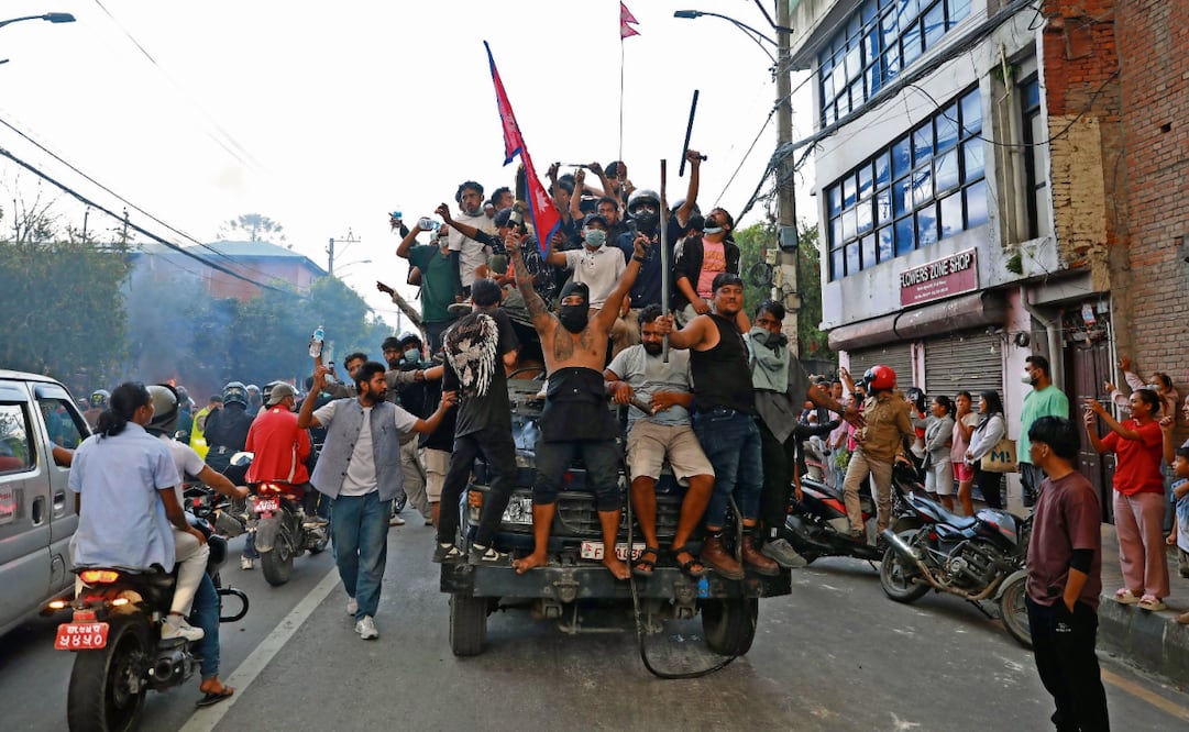 Manifestantes ayer, frente a la Casa Presidencial en Katmandú. Foto: Prabin Ranabhat / AFP