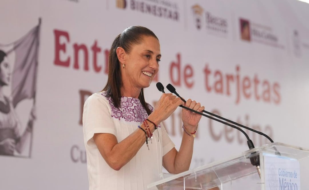 La presidenta de México, Claudia Sheinbaum, en Tabasco, durante la entrega de tarjetas de la Beca Rita Cetina. Foto: Presidencia de México