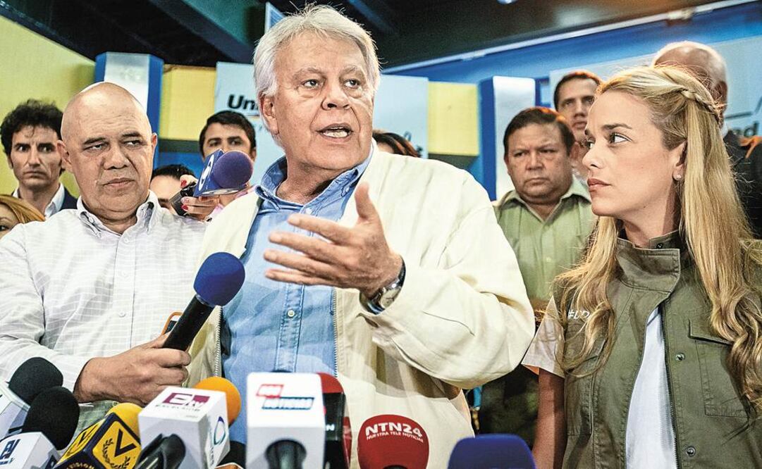Felipe González dice que acata la ley local, que no le permite defender a opositores